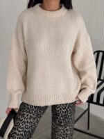 Женский Теплый Мягкий Бежевый Свитер Оверсайз - Трикотажный с Заниженной Линией Плеча