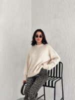 Женский Теплый Мягкий Бежевый Свитер Оверсайз - Трикотажный с Заниженной Линией Плеча