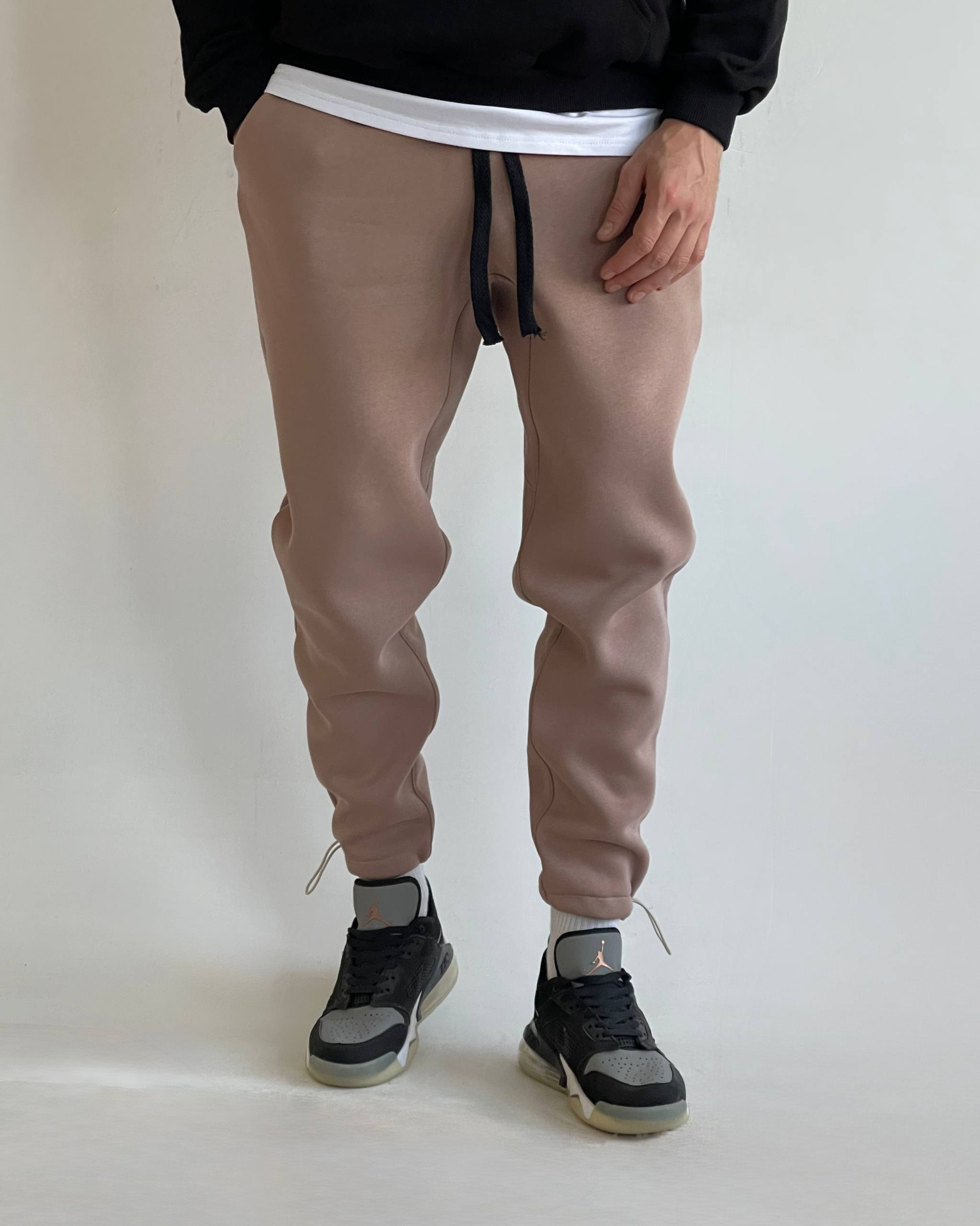 photo_2025-11-02_09-39-38 Мужские Утепленные Спортивные Штаны Мокко на Флисе - Базовые Джоггеры с Затяжками