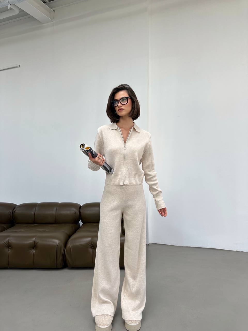 photo_2025-11-03_10-17-54 (2) Женский Трикотажный Базовый Бежевый Костюм - Кофта Поло на Молнии + Свободные Штаны Палаццо