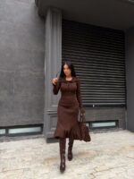 Женское Трикотажное Приталенное Коричневое Платье Миди в Рубчик с Воланами