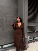 Женское Трикотажное Приталенное Коричневое Платье Миди в Рубчик с Воланами