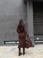 Женское Трикотажное Приталенное Коричневое Платье Миди в Рубчик с Воланами