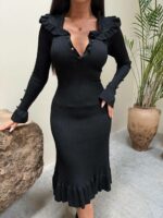 Женское Трикотажное Приталенное Черное Платье Миди в Рубчик с Воланами