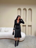 Женское Трикотажное Приталенное Черное Платье Миди в Рубчик с Воланами