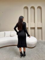 Женское Трикотажное Приталенное Черное Платье Миди в Рубчик с Воланами