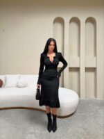 Женское Трикотажное Приталенное Черное Платье Миди в Рубчик с Воланами