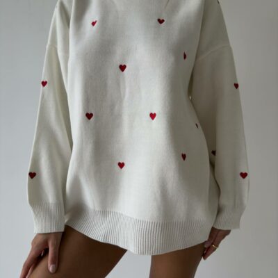 Женский Молочный Свитер Оверсайз с Вышивкою Сердечками