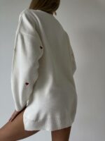 Женский Молочный Свитер Оверсайз с Вышивкою Сердечками