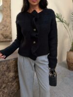 Женский Теплый Классический Черный Кардиган на Пуговицах с Рюшами