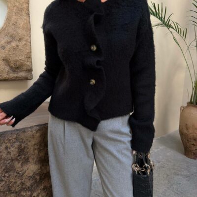 Женский Теплый Классический Черный Кардиган на Пуговицах с Рюшами