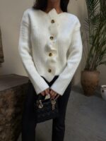 Женский Теплый Классический Белый Кардиган на Пуговицах с Рюшами