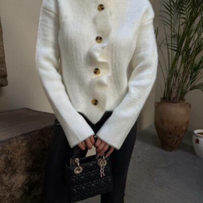 Женский Теплый Классический Белый Кардиган на Пуговицах с Рюшами