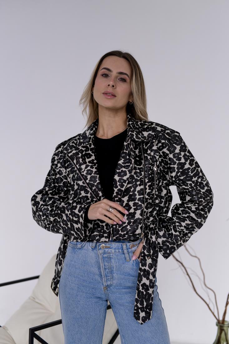 photo_2025-11-08_10-55-08 Женская Серая Кожаная Куртка Косуха в Леопардовый Принт - Короткая с Ремешком