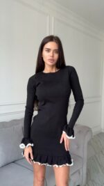 Женское Приталенное Черное Платье Мини с Окантовкой и Воланами