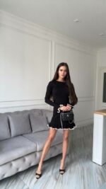 Женское Приталенное Черное Платье Мини с Окантовкой и Воланами