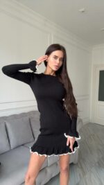 Женское Приталенное Черное Платье Мини с Окантовкой и Воланами