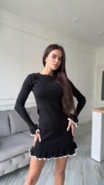 Женское Приталенное Черное Платье Мини с Окантовкой и Воланами