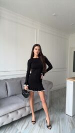 Женское Приталенное Черное Платье Мини с Окантовкой и Воланами