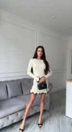 Женское Приталенное Молочное Платье Мини с Окантовкой и Воланами