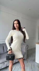 Женское Приталенное Молочное Платье Мини с Окантовкой и Воланами