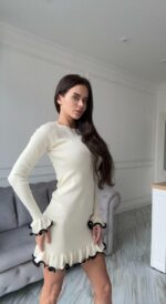 Женское Приталенное Молочное Платье Мини с Окантовкой и Воланами