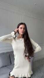 Женское Приталенное Молочное Платье Мини с Окантовкой и Воланами