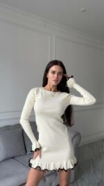 Женское Приталенное Молочное Платье Мини с Окантовкой и Воланами