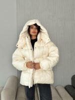 Женская Зимняя Объемная Молочная Куртка Пуховик Оверсайз с Капюшоном