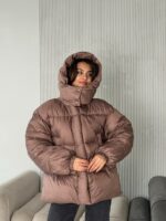 Женская Зимняя Объемная Коричневая Куртка Пуховик Оверсайз с Капюшоном