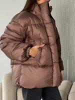 Женская Зимняя Объемная Коричневая Куртка Пуховик Оверсайз с Капюшоном