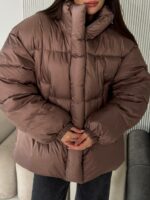 Женская Зимняя Объемная Коричневая Куртка Пуховик Оверсайз с Капюшоном