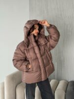 Женская Зимняя Объемная Коричневая Куртка Пуховик Оверсайз с Капюшоном