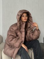 Женская Зимняя Объемная Коричневая Куртка Пуховик Оверсайз с Капюшоном