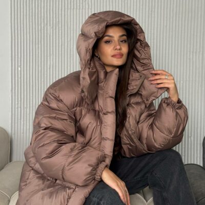 Женская Зимняя Объемная Коричневая Куртка Пуховик Оверсайз с Капюшоном