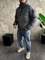 Мужской Утепленный Серый Анорак Плащевка с Капюшоном с Нашивкой на Рукаве