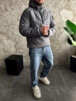 Мужской Утепленный Серый Анорак Плащевка с Капюшоном с Нашивкой на Рукаве