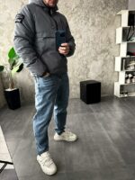 Мужской Утепленный Серый Анорак Плащевка с Капюшоном с Нашивкой на Рукаве