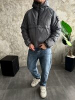 Мужской Утепленный Серый Анорак Плащевка с Капюшоном с Нашивкой на Рукаве