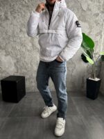 Мужской Утепленный Белый Анорак Плащевка с Капюшоном с Нашивкой на Рукаве