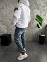 Мужской Утепленный Белый Анорак Плащевка с Капюшоном с Нашивкой на Рукаве