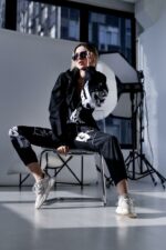 Женский Черный Спортивный Костюм Плащевка с Принтом и Кантом (Анорак + Джоггеры)