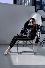 Женский Черный Спортивный Костюм Плащевка с Принтом и Кантом (Анорак + Джоггеры)