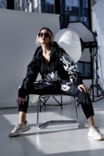 Женский Черный Спортивный Костюм Плащевка с Принтом и Кантом (Анорак + Джоггеры)