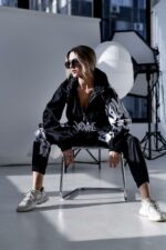 Женский Черный Спортивный Костюм Плащевка с Принтом и Кантом (Анорак + Джоггеры)