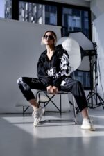 Женский Черный Спортивный Костюм Плащевка с Принтом и Кантом (Анорак + Джоггеры)