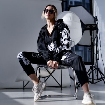 Женский Черный Спортивный Костюм Плащевка с Принтом и Кантом (Анорак + Джоггеры)