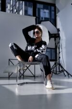 Женский Черный Спортивный Костюм Плащевка с Принтом и Кантом (Анорак + Джоггеры)