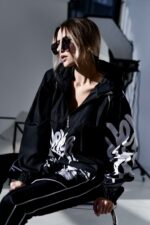 Женский Черный Спортивный Костюм Плащевка с Принтом и Кантом (Анорак + Джоггеры)