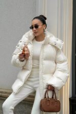 Женская Зимняя Объемная Молочная Куртка Пуховик Тайм Оверсайз с Капюшоном